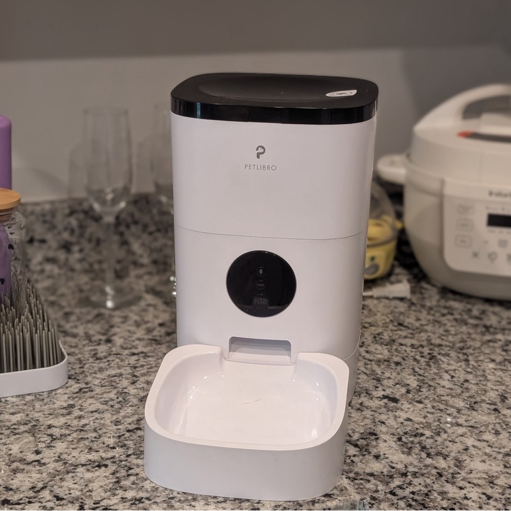Petlibro Automatic Pet Feeder in White and Black